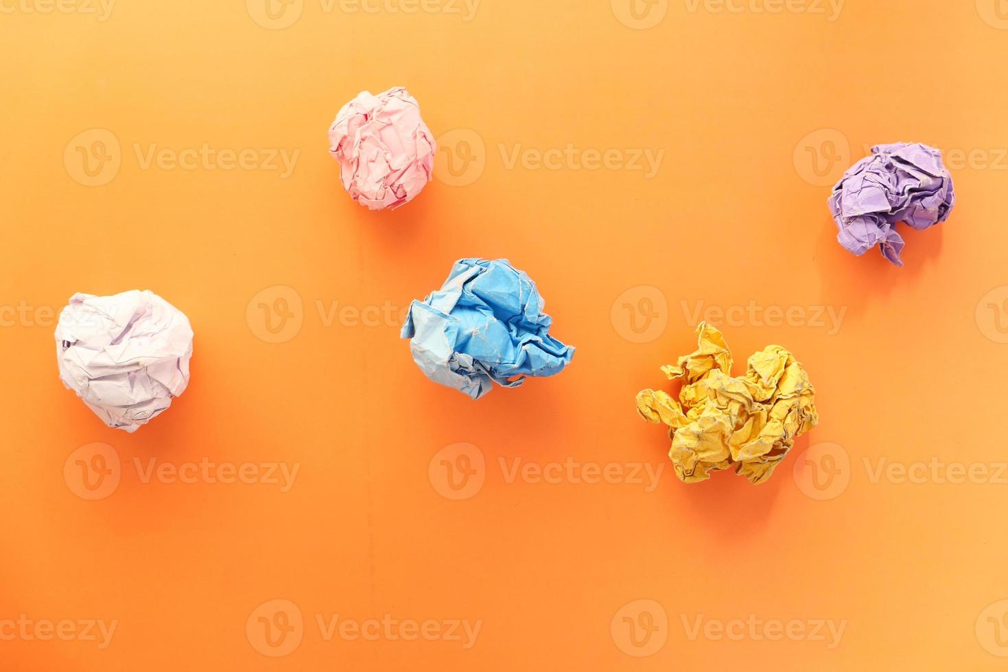 carta sgualcita colorata su sfondo arancione foto