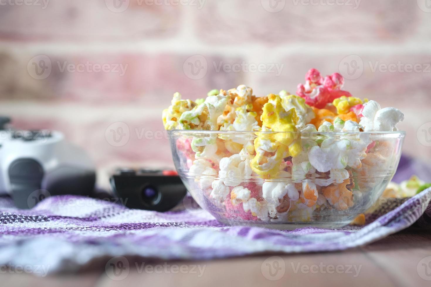 popcorn colorati in una ciotola foto