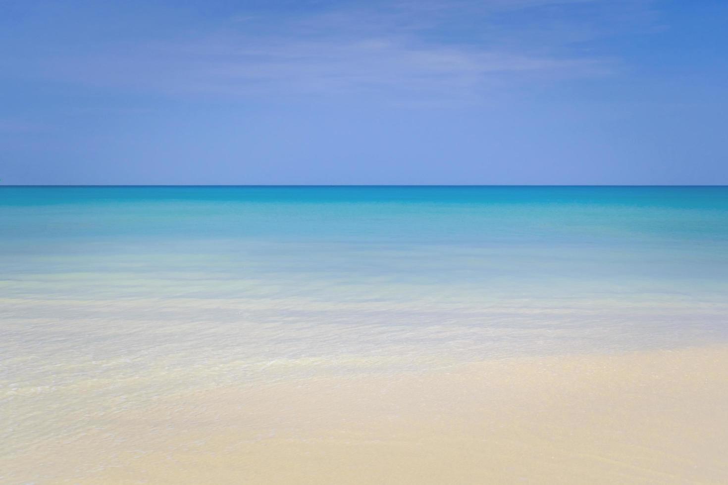 spiaggia tropicale e sfondo blu cielo foto