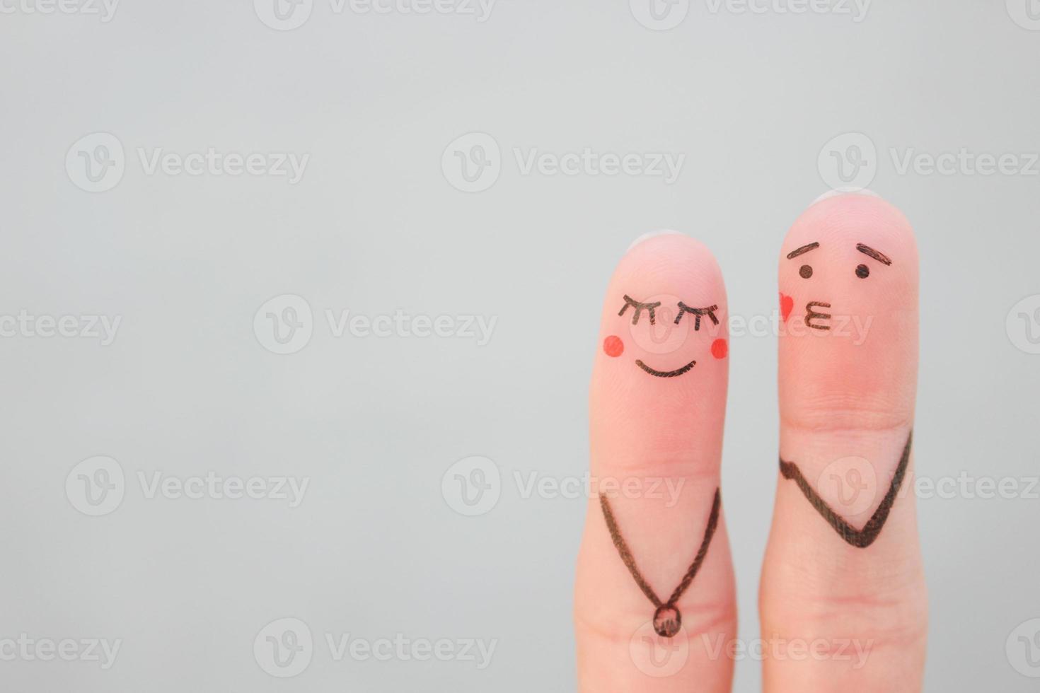 dita arte di contento coppia. concetto di uomo colpi bacio, donna è imbarazzato. foto