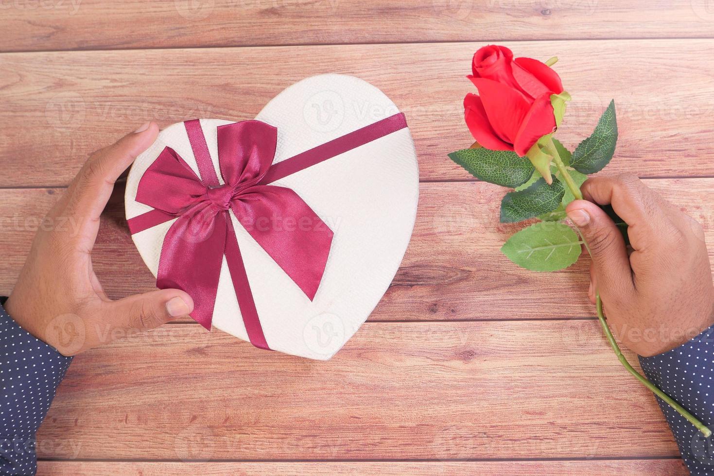 confezione regalo a forma di cuore e una rosa foto