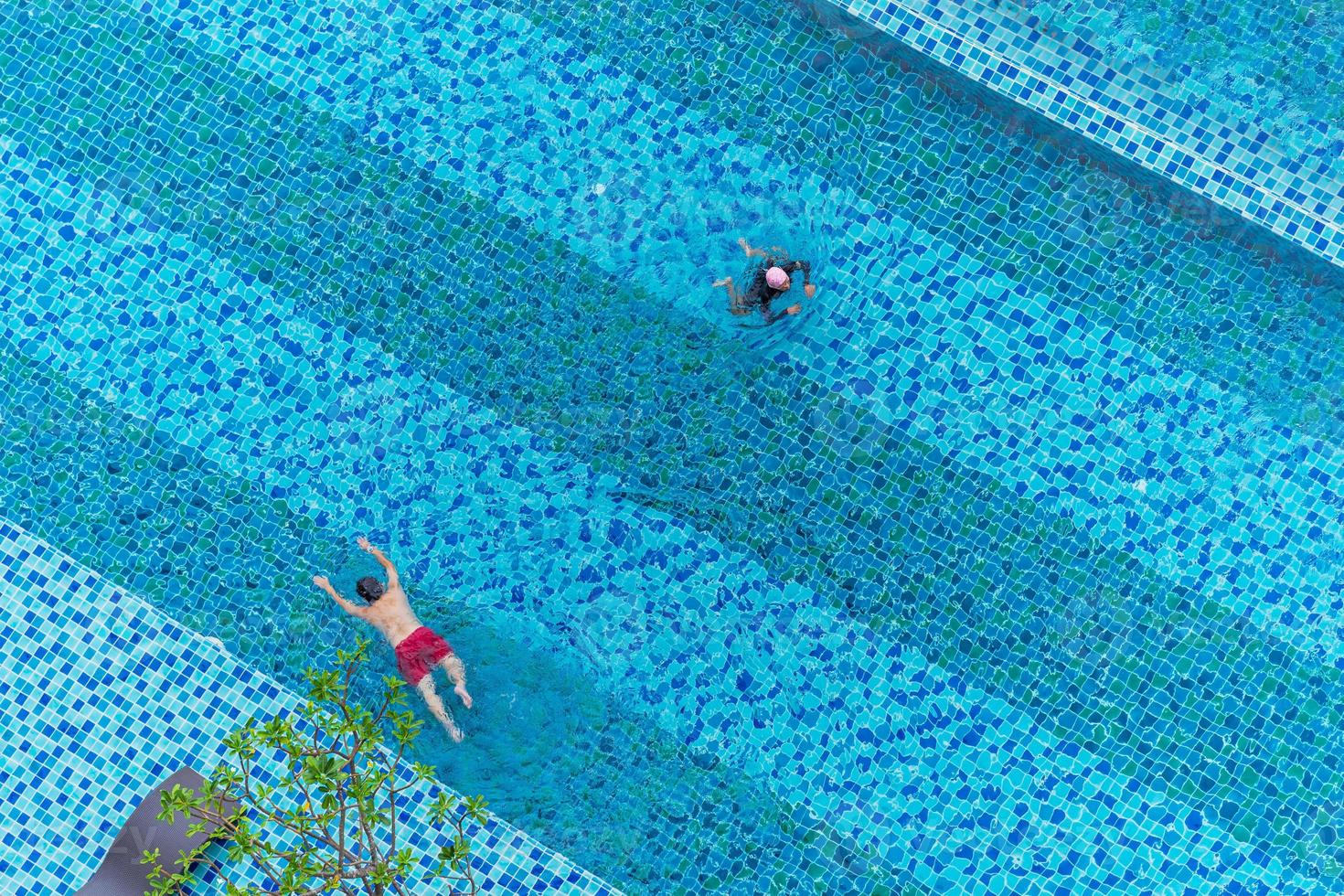 vista aerea dall'alto di nuotatori in piscina foto