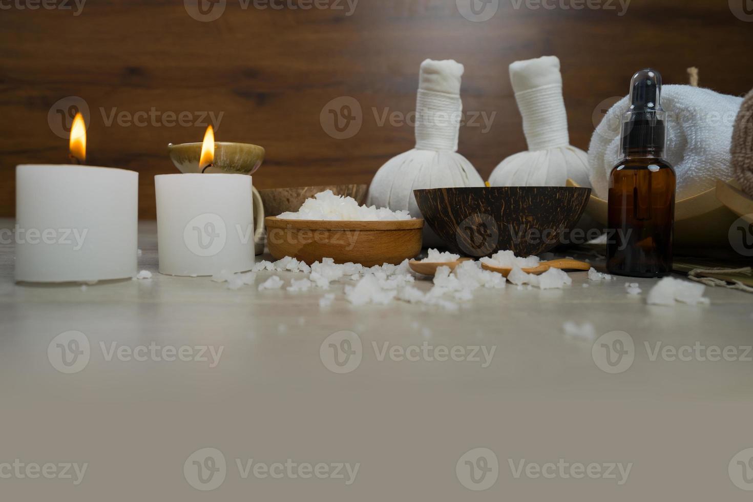 composizione del trattamento termale sul tavolo di legno foto