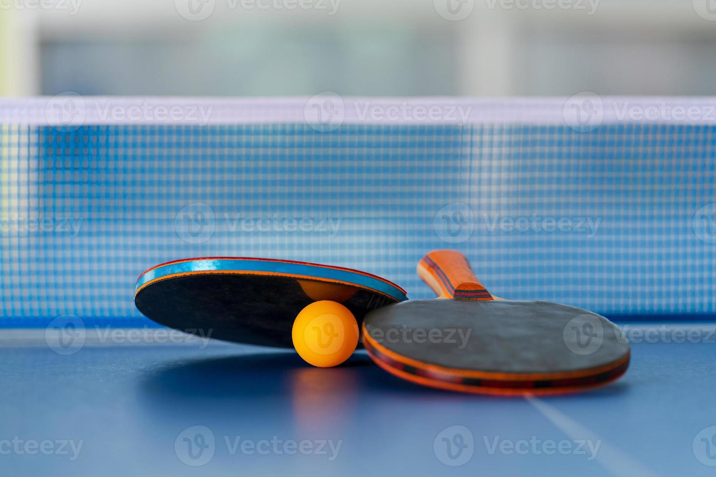 racchetta da ping pong e pallina foto