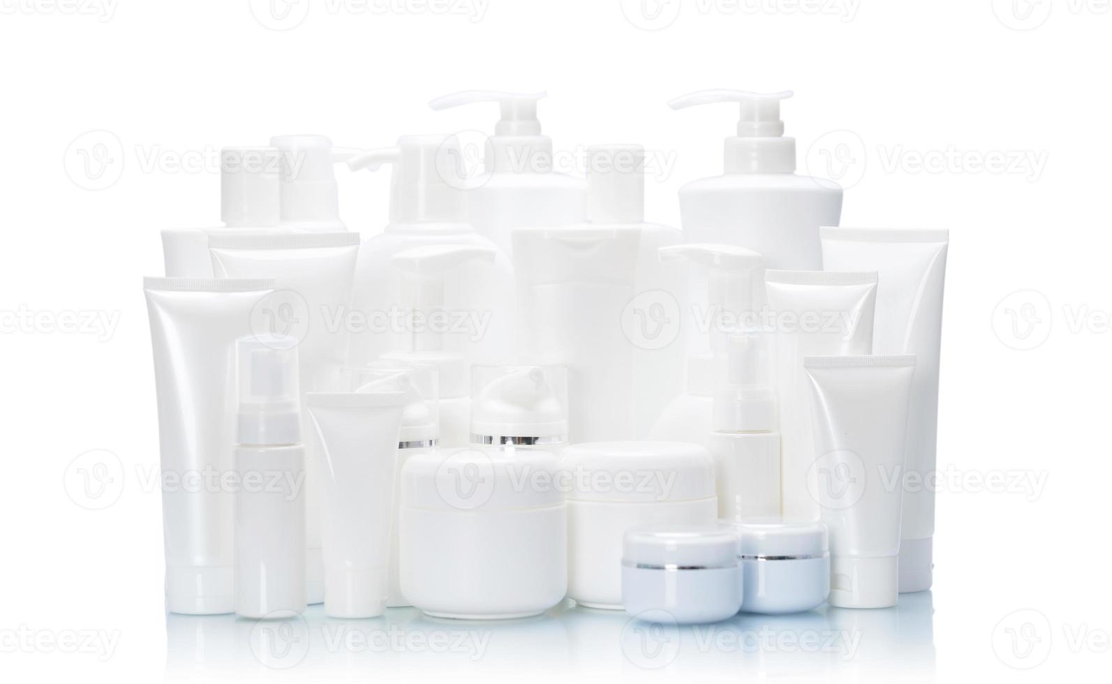 flacone cosmetico bianco mock up set isolato su sfondo bianco foto