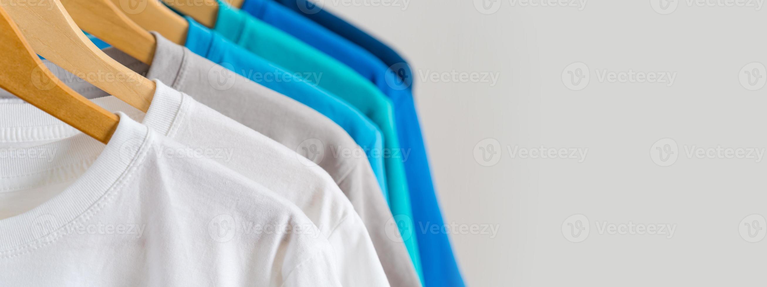 Close up di t-shirt su appendiabiti, sfondo di abbigliamento foto