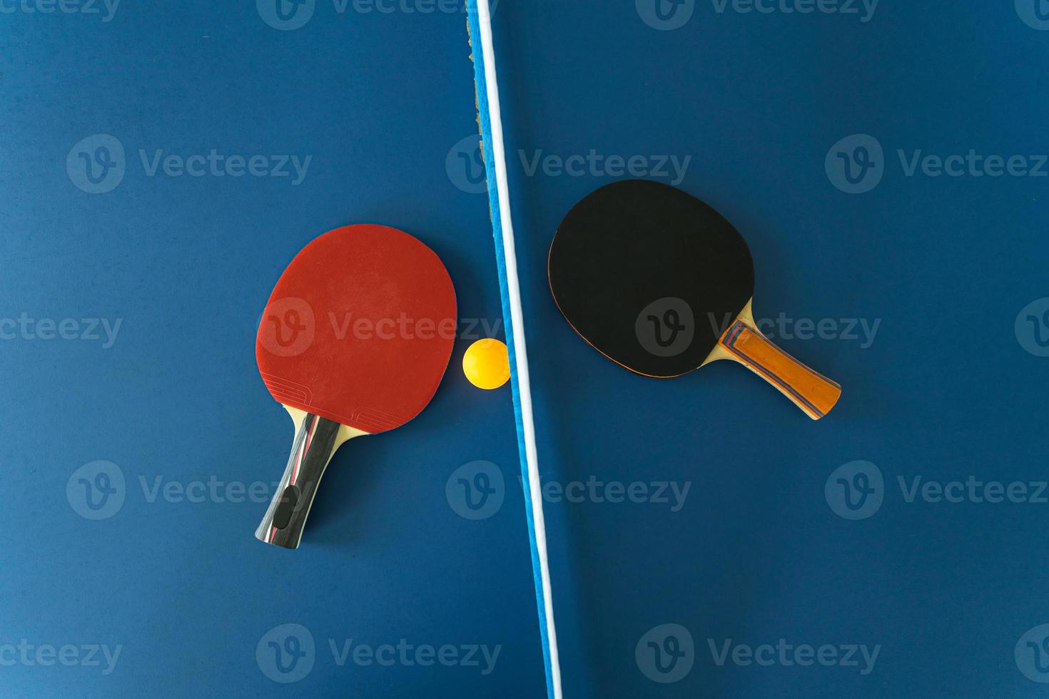 racchetta da ping pong e pallina foto