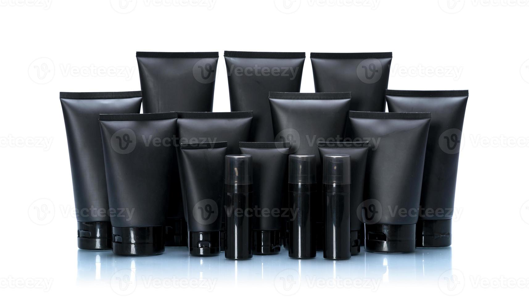 set di pacchetti mockup tubo cosmetico nero isolato su sfondo bianco foto