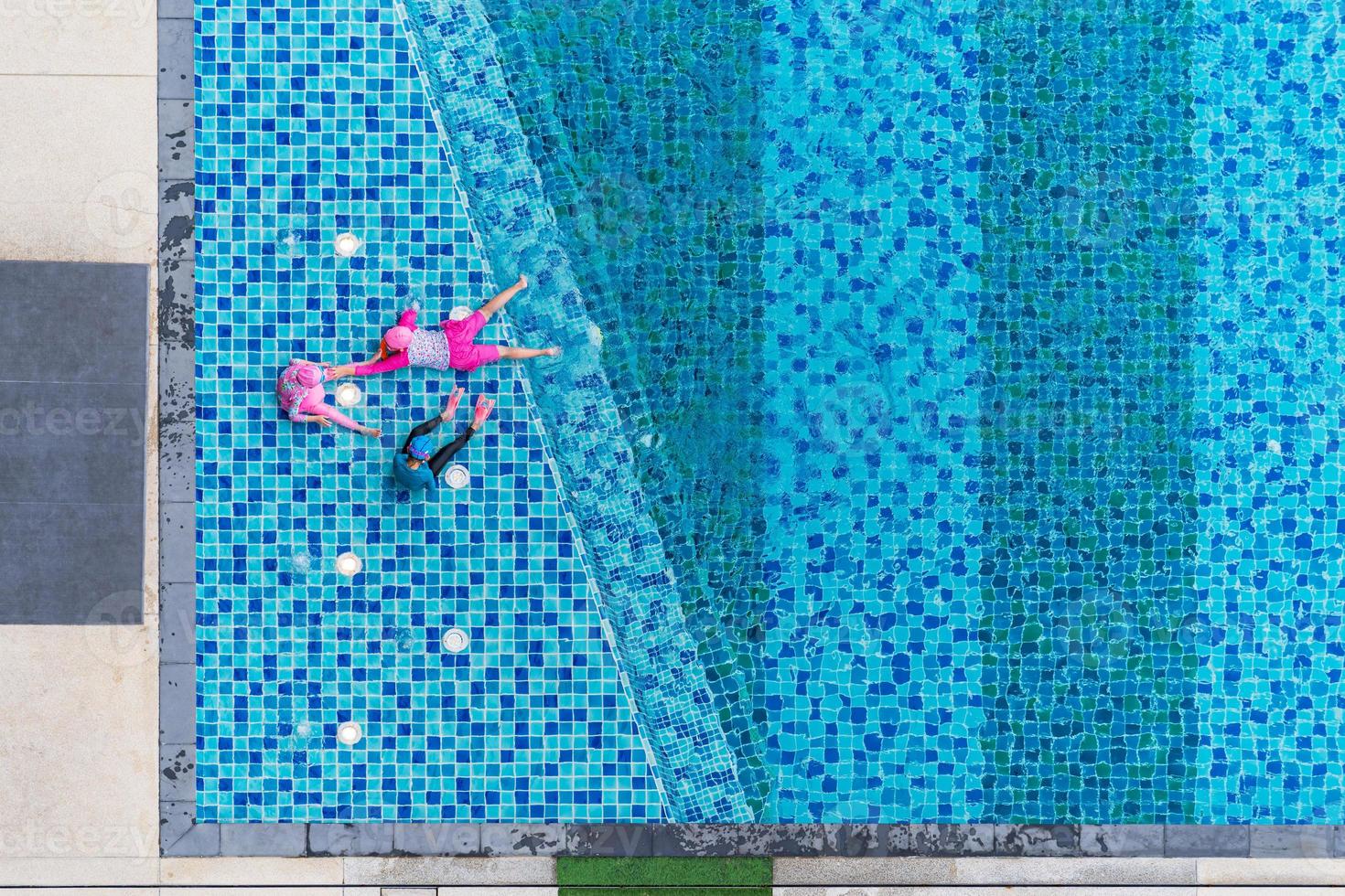 bambini che giocano in piscina, vista aerea dall'alto foto