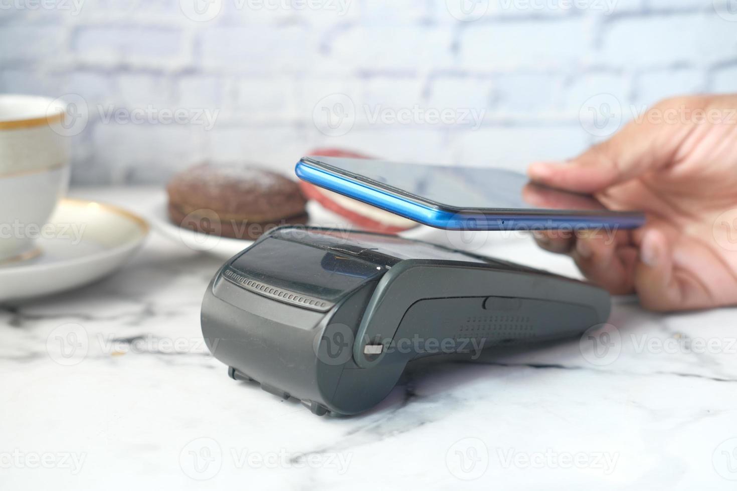 pagamento contactless con smart phone foto