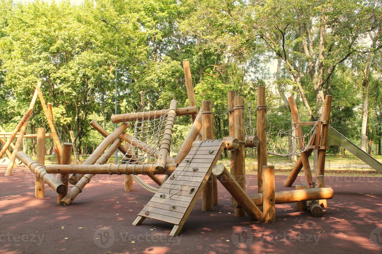 di legno moderno ecologico sicurezza bambini all'aperto terreno di gioco attrezzatura nel pubblico parco. natura architettura costruzione teatro nel città. bambini riposo e infanzia concetto. idea per Giochi su aria. foto