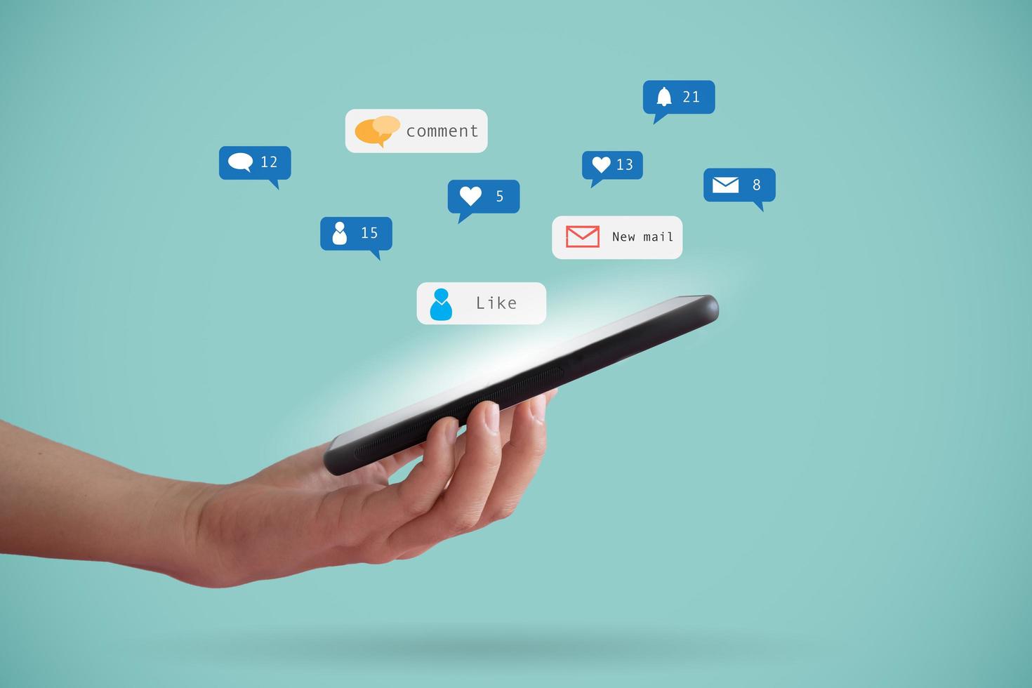 mano che tiene uno smartphone con icone di comunicazione foto