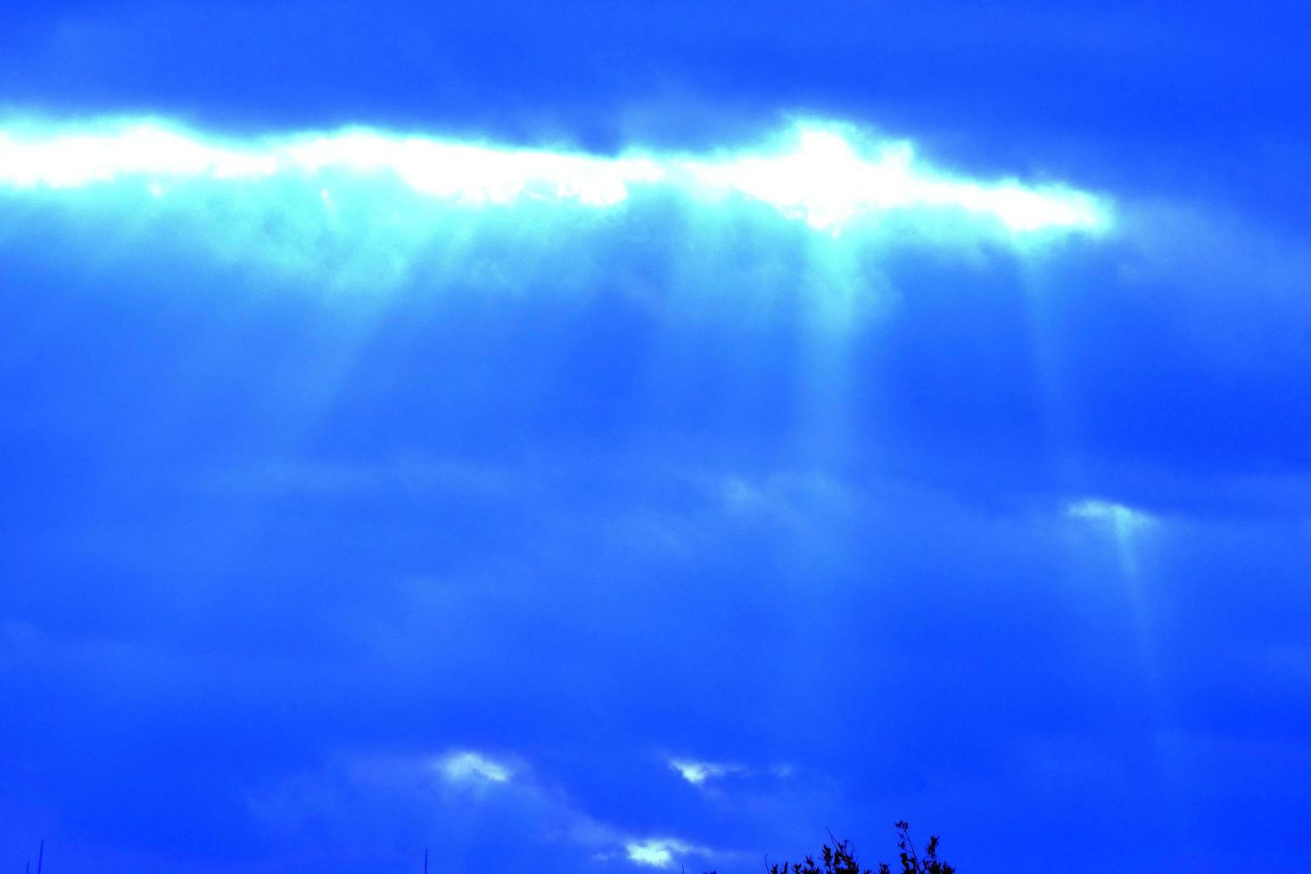 cielo fra Aperto con raggi di luce del sole In arrivo attraverso il nuvole foto