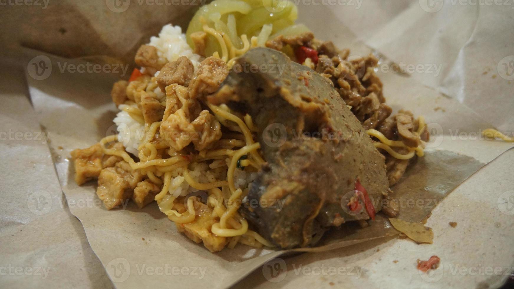 nasi kucing speciale, gatto riso speciale con opor hati sapi su un' carta avvolgere foto