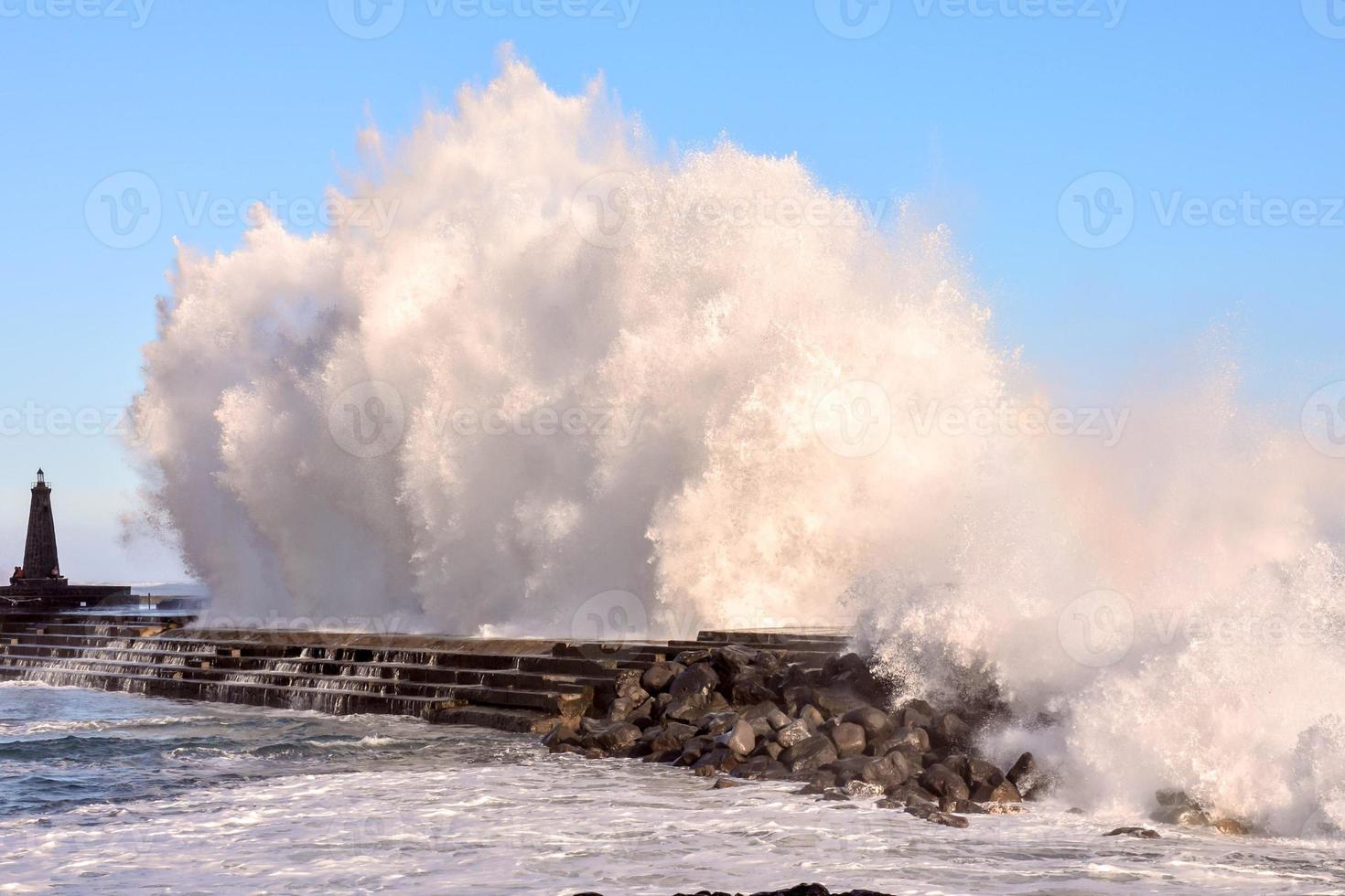 enorme onde Crashing su il riva foto