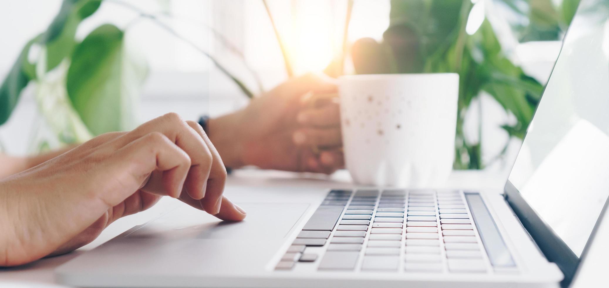 persona che utilizza un laptop per lavorare studio sulla scrivania foto