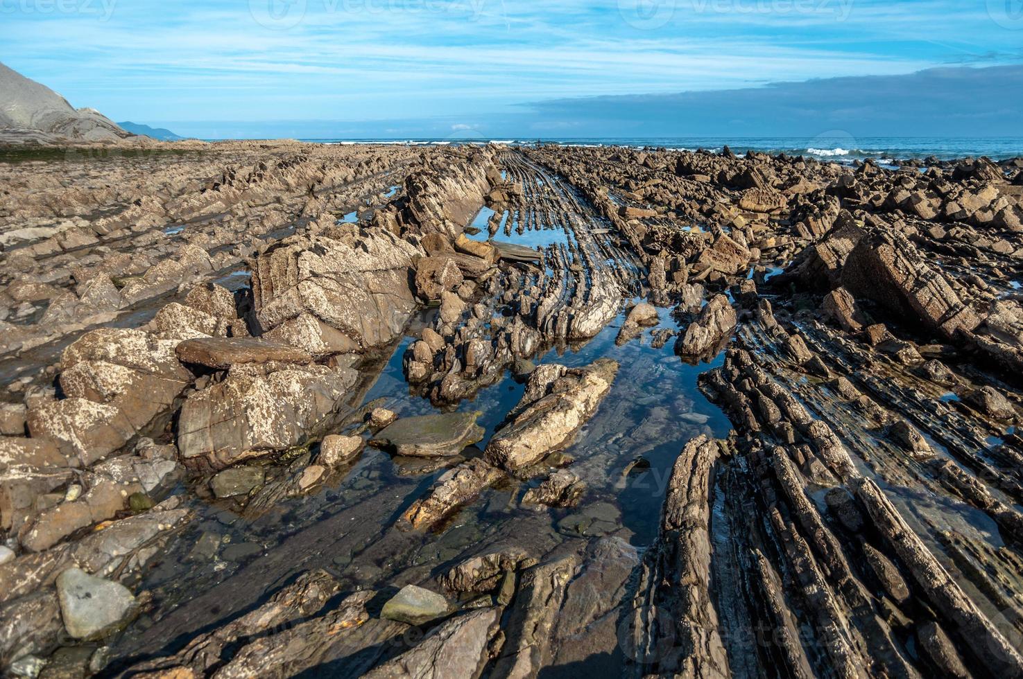 Flysch formazione rocciosa a Zumaia, Spagna foto