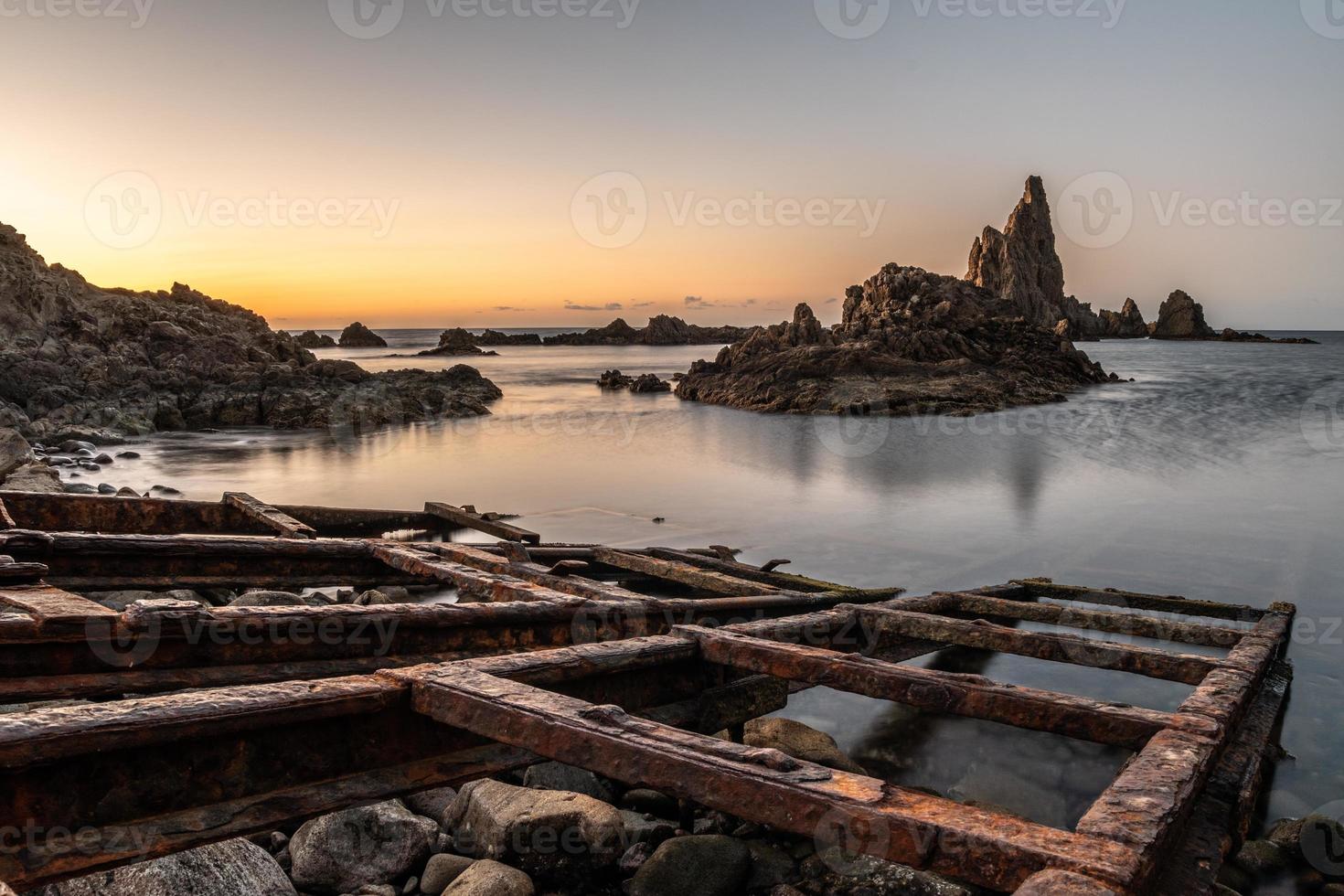 tramonto su una bellissima costa foto