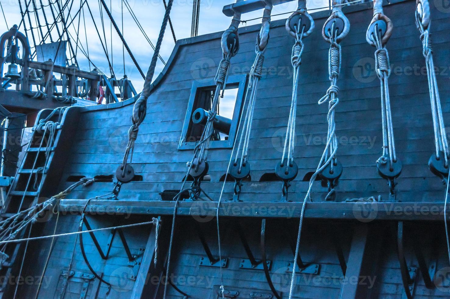 nave galeone nel porto foto