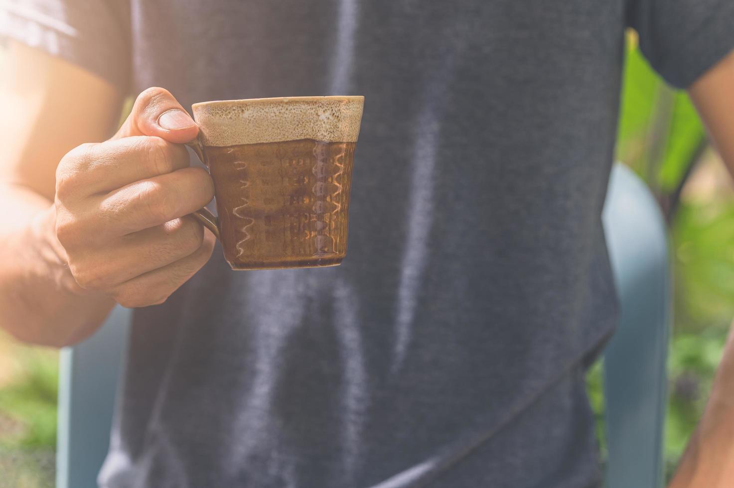 uomo che tiene la tazza di caffè foto