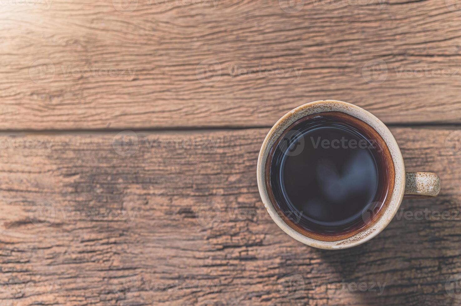 tazza di caffè sul tavolo di legno foto