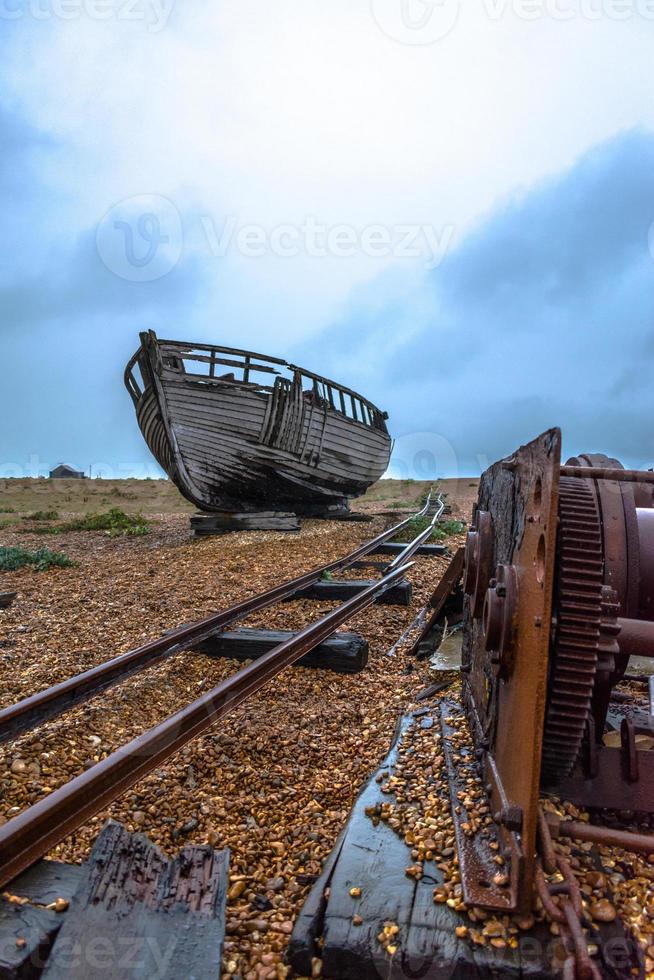 vecchia nave sulla palude di dungeness foto