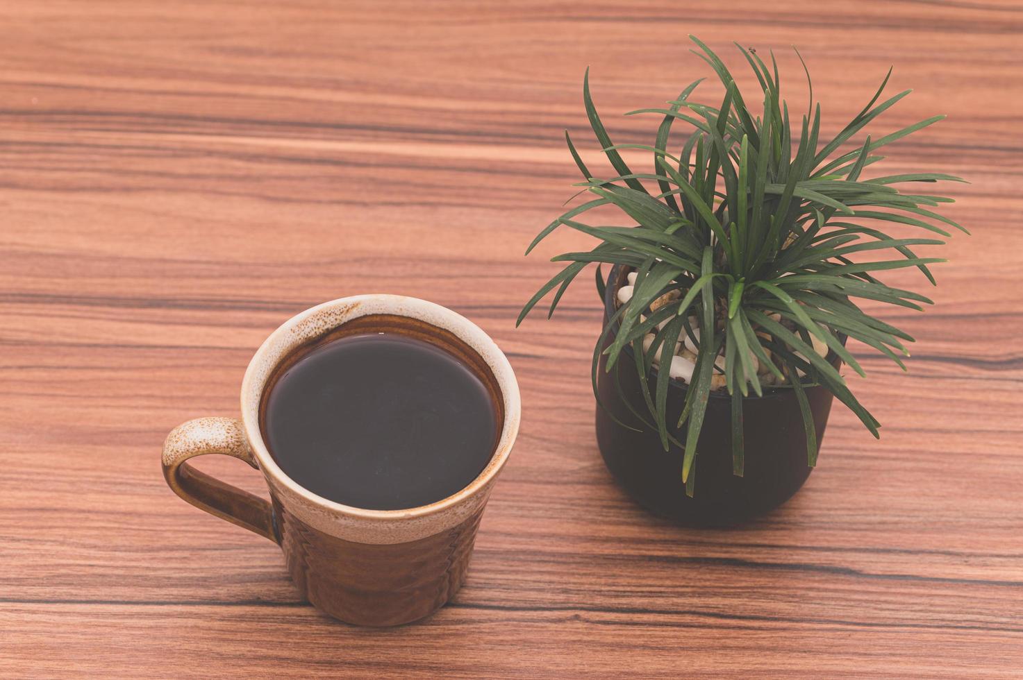 tazza di caffè sul tavolo di legno foto