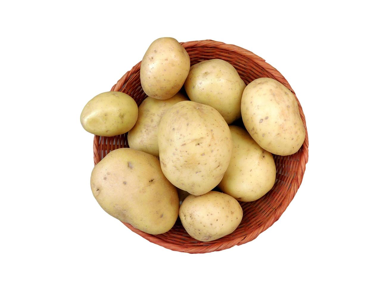 patate in un cesto di vimini su uno sfondo bianco foto