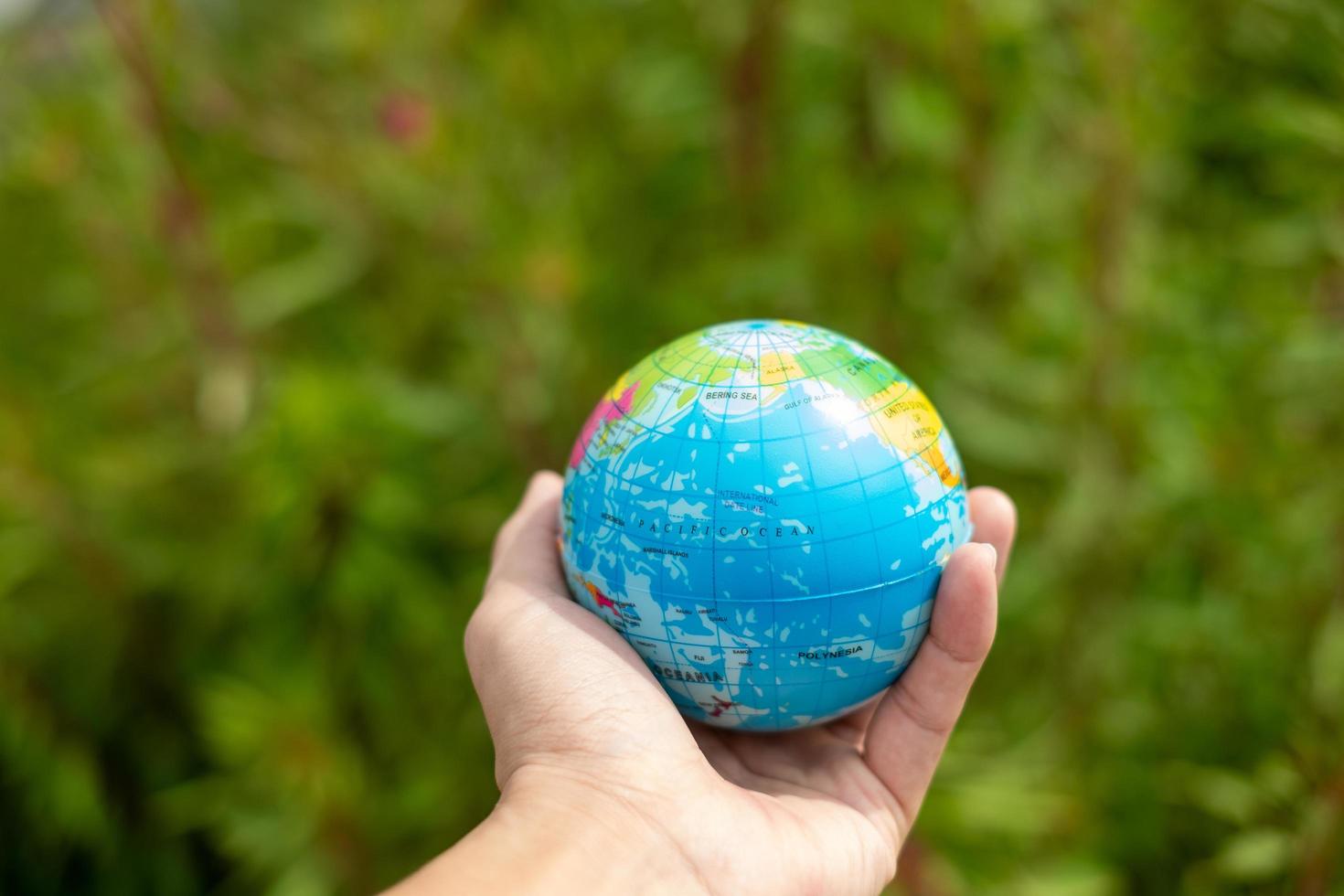 mano umana che tiene un pianeta verde, salva il concetto di terra foto