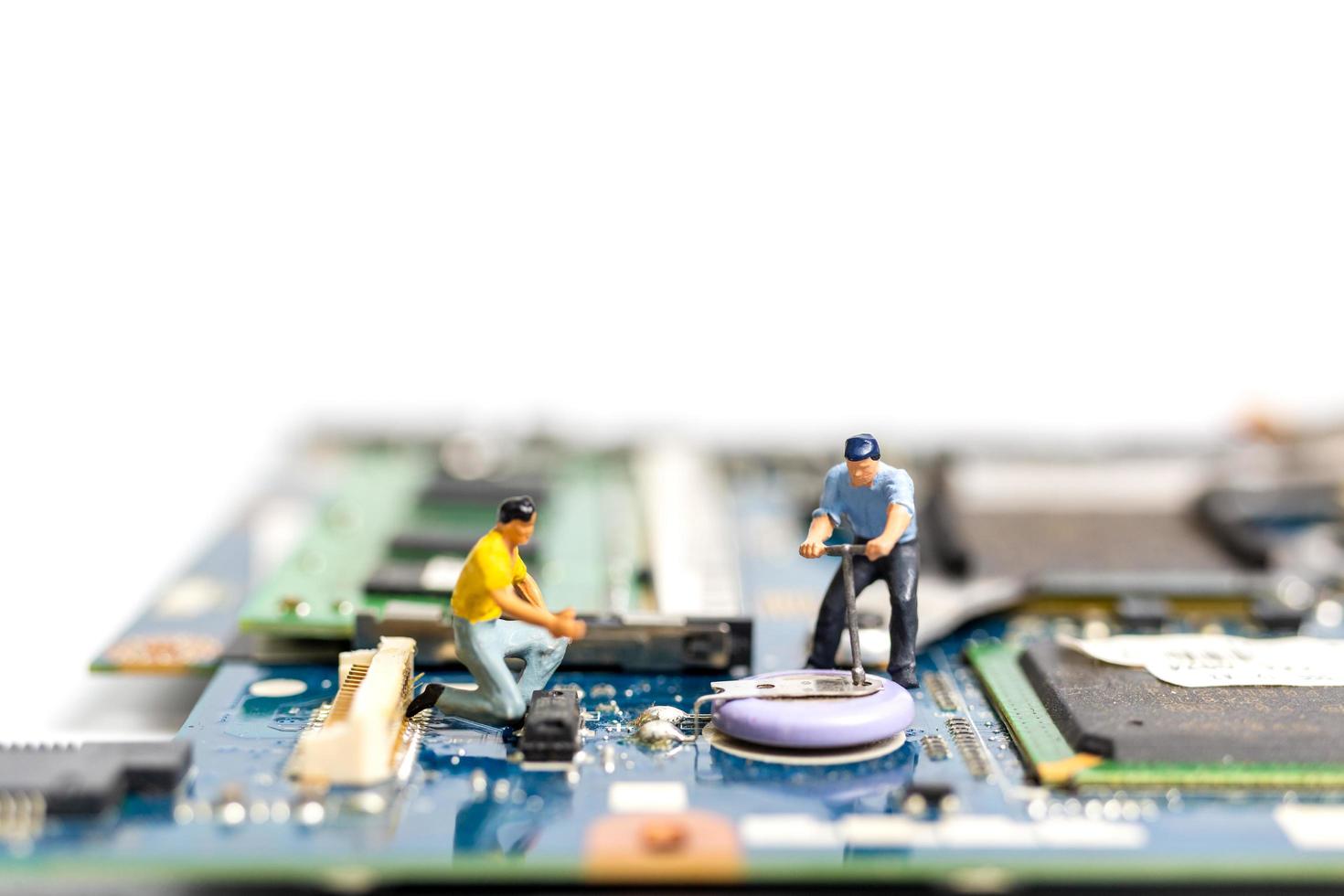 persone in miniatura che lavorano su una scheda CPU, concetto di tecnologia foto