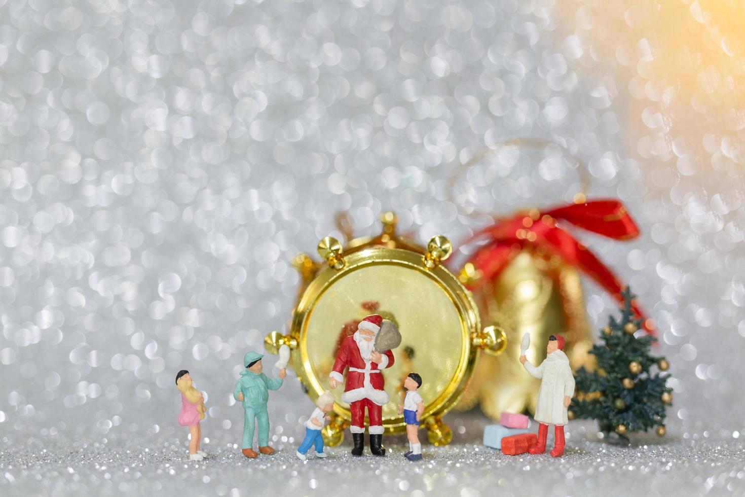 famiglia felice in miniatura che celebra il concetto di natale, natale e felice anno nuovo foto