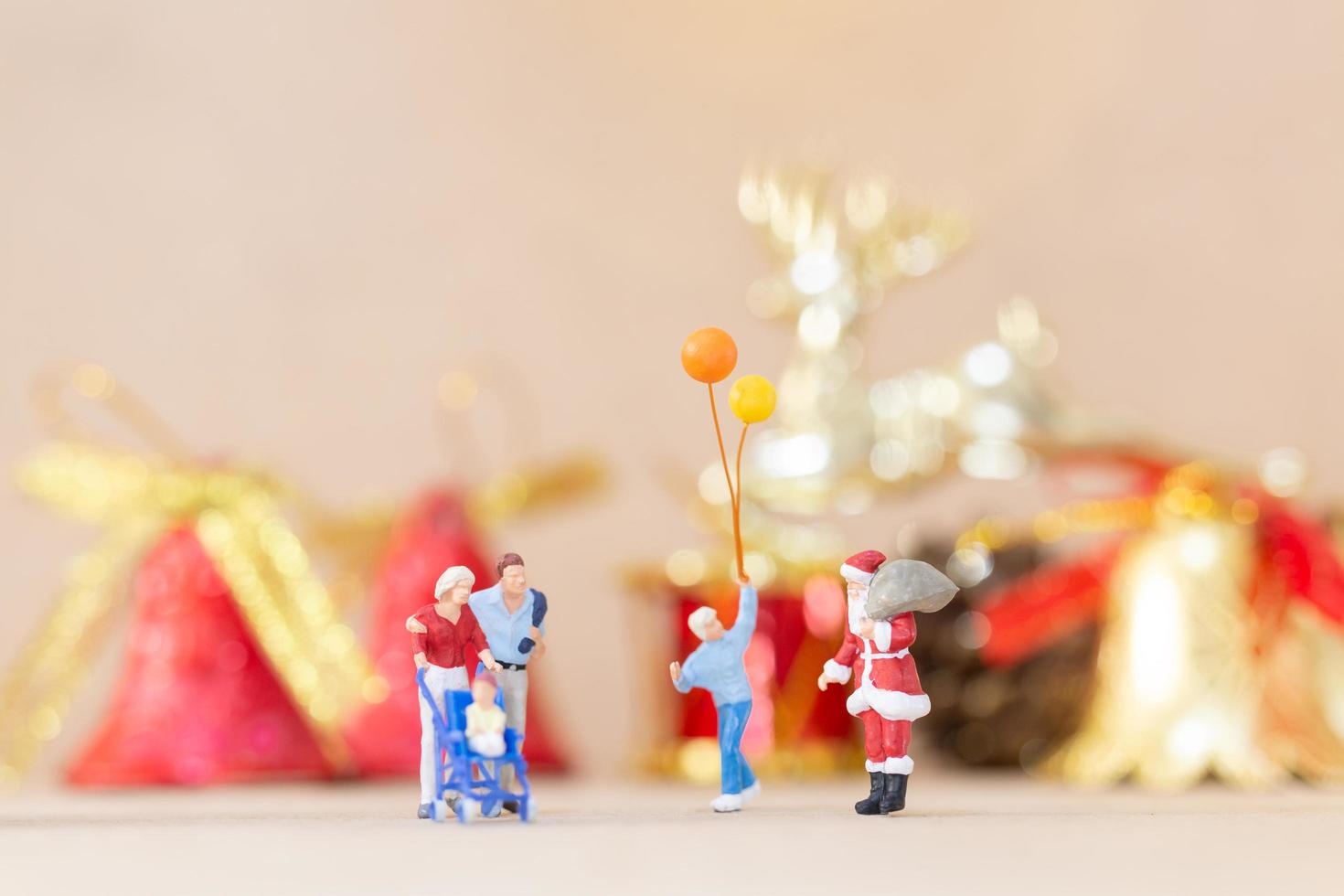 famiglia felice in miniatura che celebra il concetto di natale, natale e felice anno nuovo foto