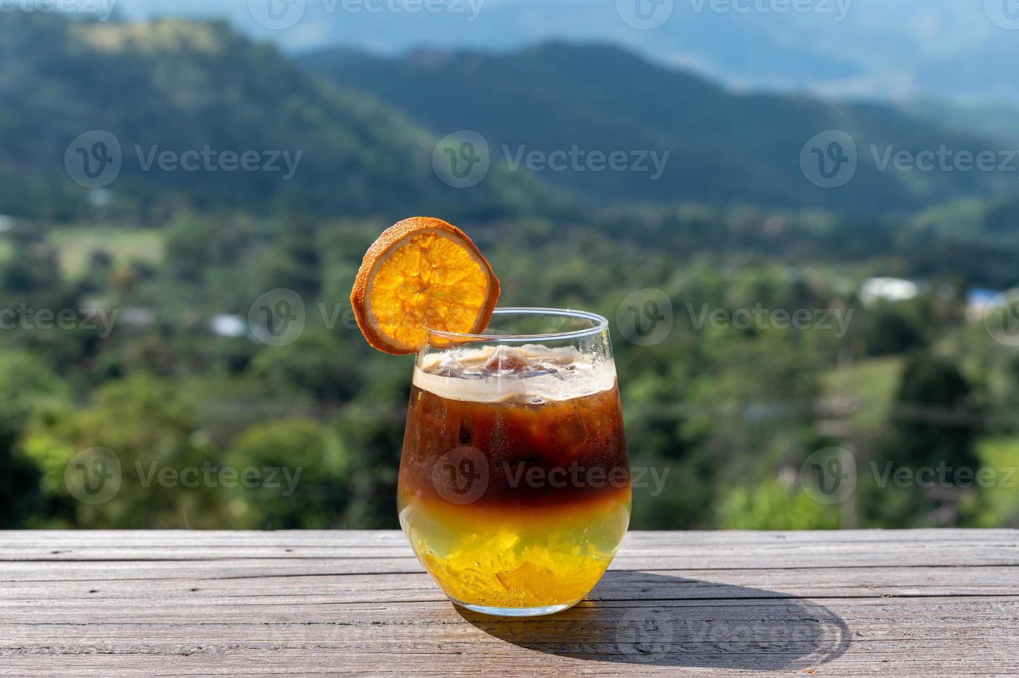 cocktail marrone e arancione foto