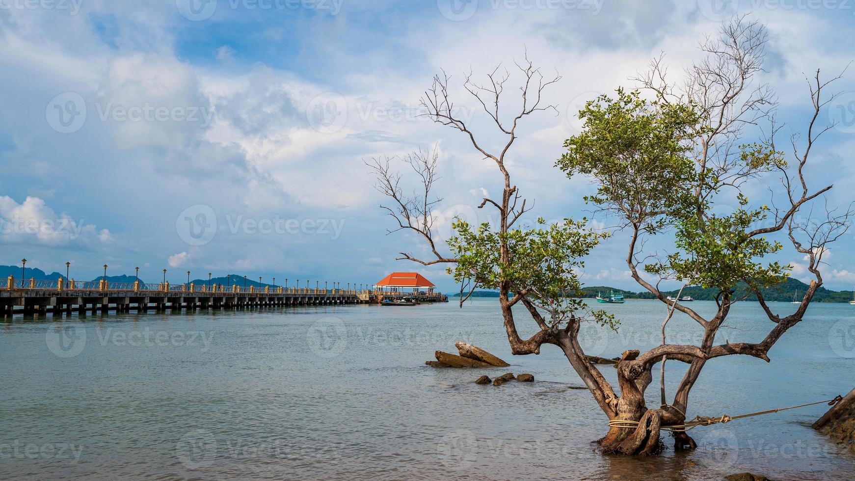 porto dell'isola di lanta in thailandia foto