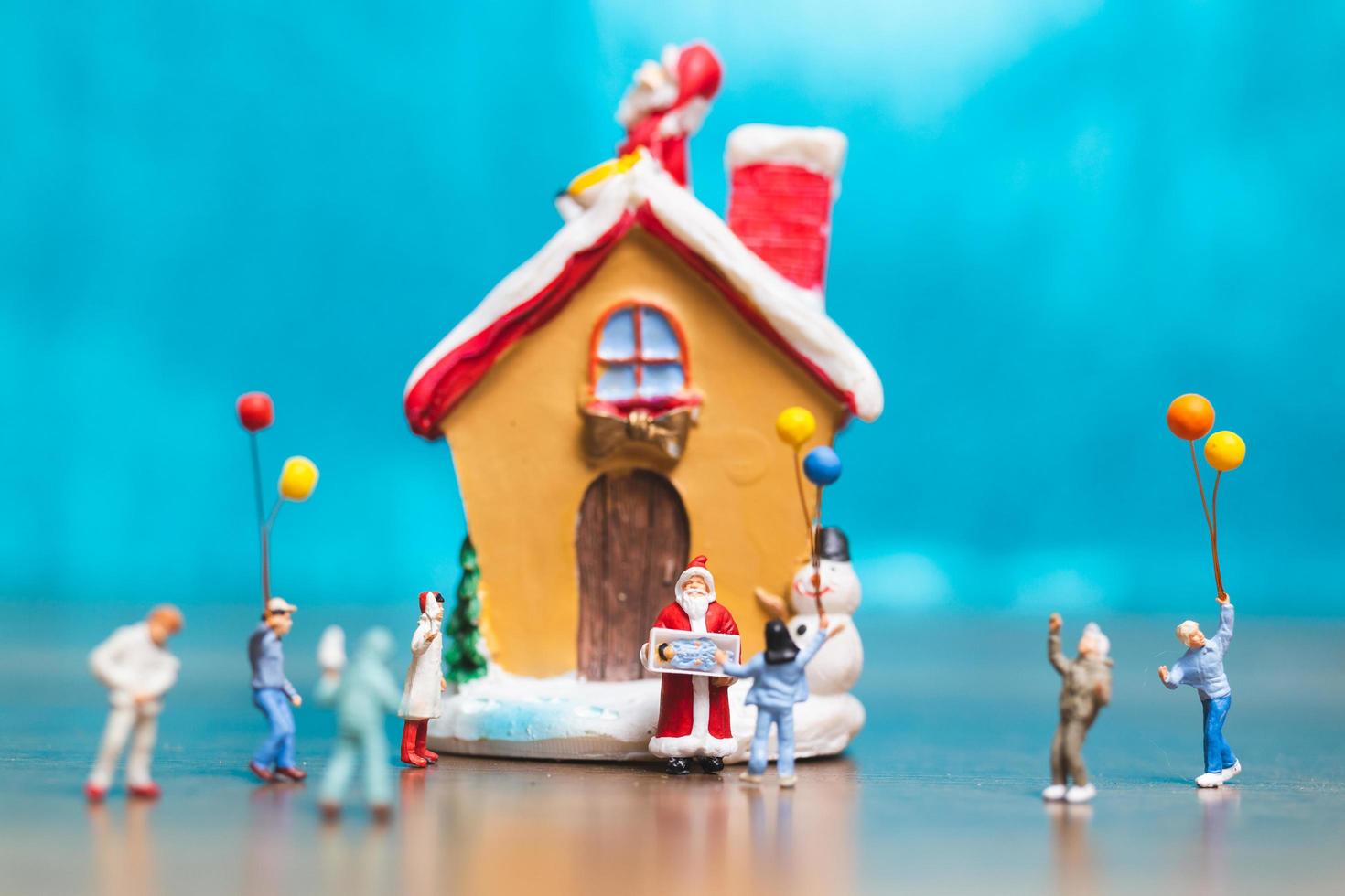 famiglia felice in miniatura che celebra il concetto di natale, natale e felice anno nuovo foto