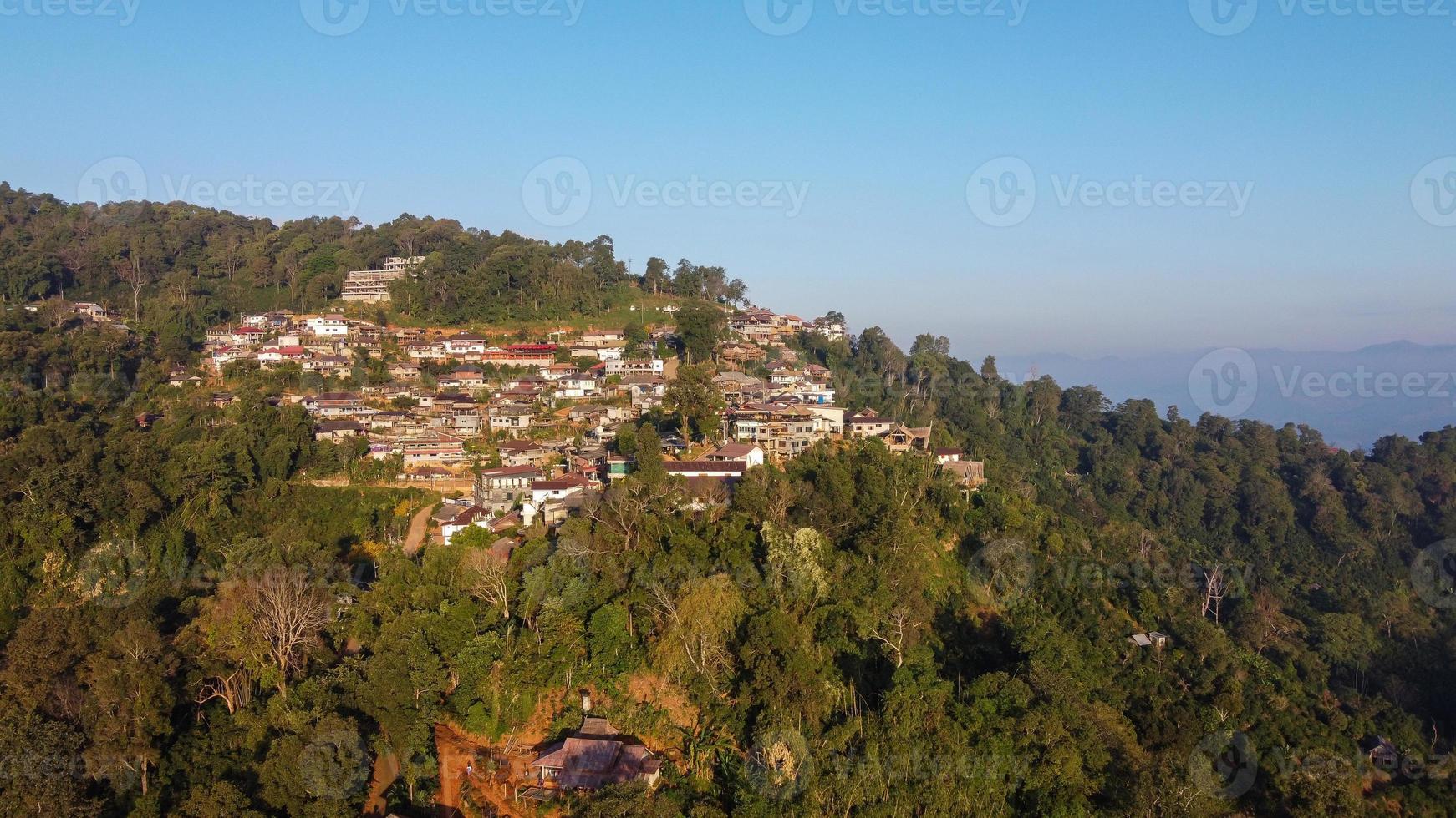 vista aerea del villaggio di phahee, chiang rai, thailandia foto