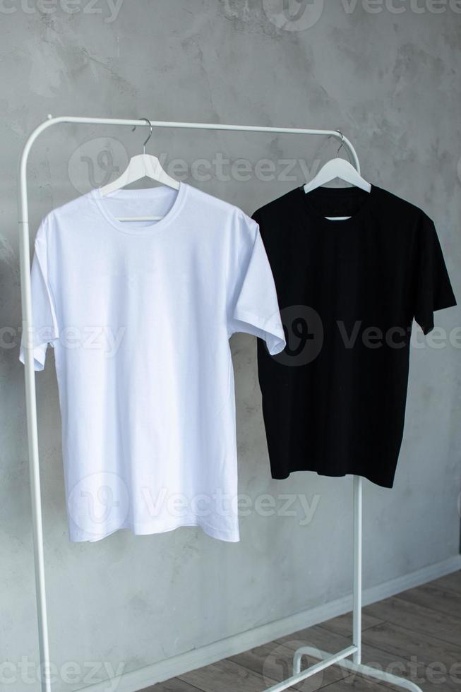nero e bianca maglietta sospeso su un' appendiabiti foto