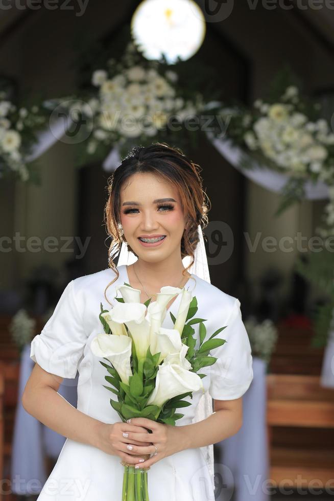 il sposa con bretelle denti e fiore nel mano con fiore decorazione nozze sfondo foto