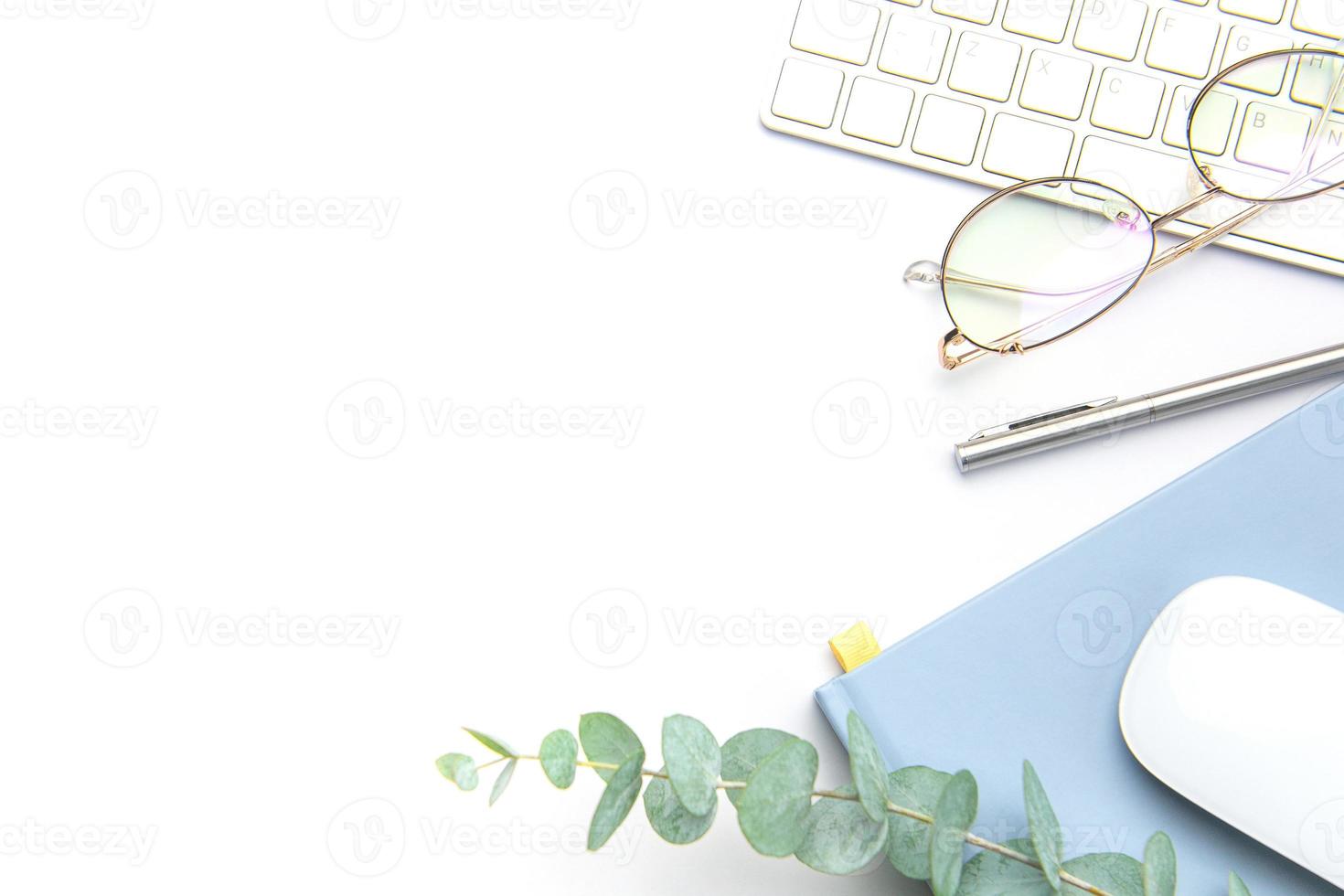 tastiera del computer, computer topo e taccuino con penna su bianca ufficio scrivania foto