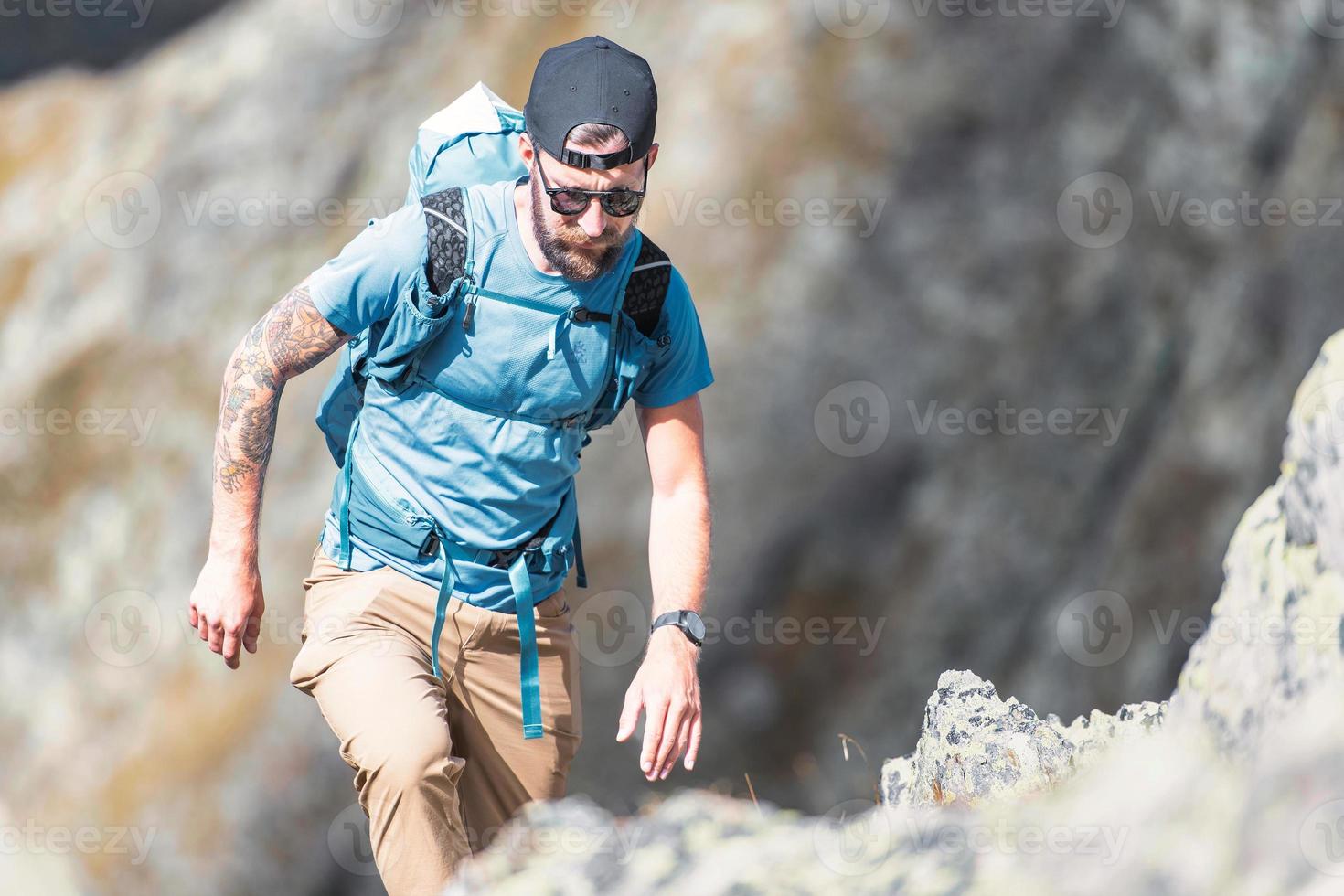 avventuroso uomo durante un alpino trekking foto