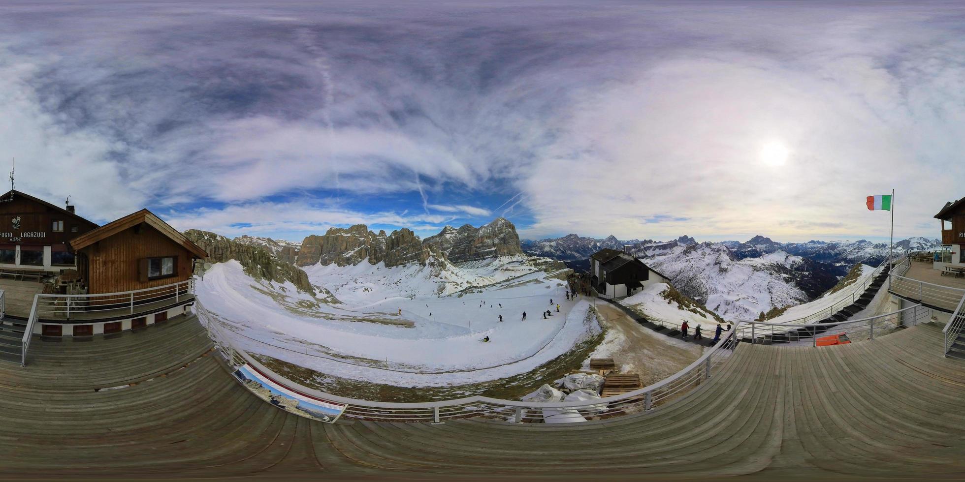 un' mozzafiato 360 panorama di il italiano Alpi foto