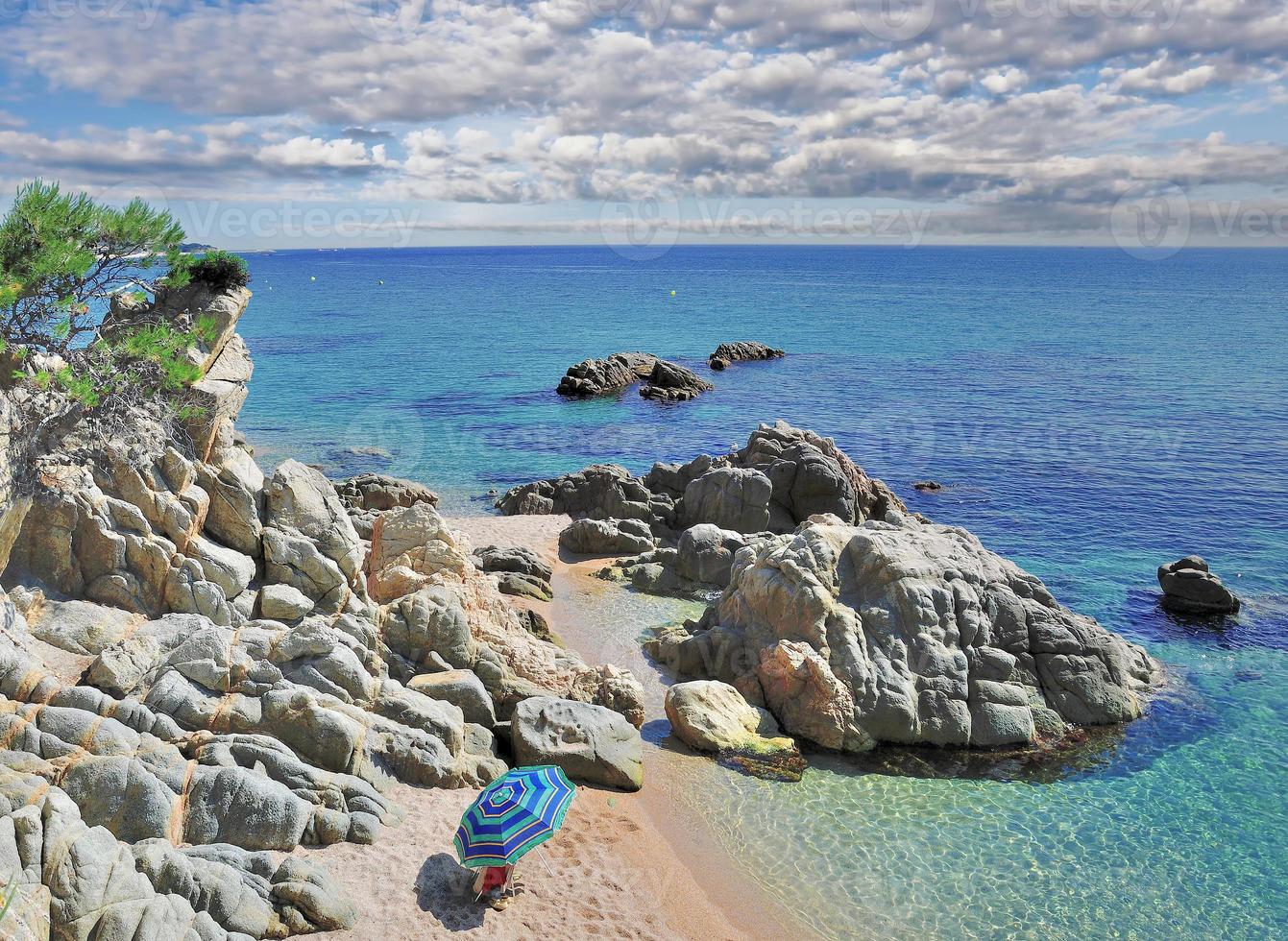 costiero paesaggio e idilliaco spiaggia a costa brava,catalogna,mediterraneo mare, spagna foto