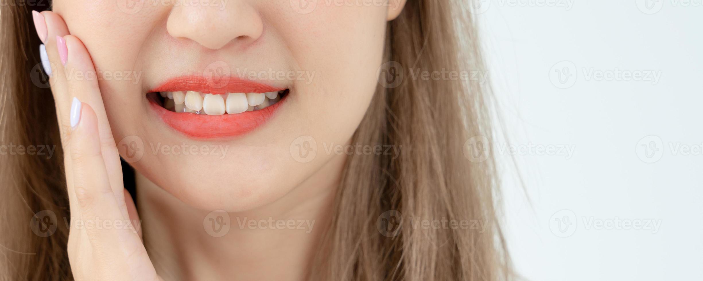 asiatico donna sentire mal di denti a partire dal gengivite, femmina soffrire dente, decadimento i problemi, dentale cura. sensibile dente, decadimento problema, cattivo respiro, gengivale recessione, orale igiene istruzione, dente estrazione foto