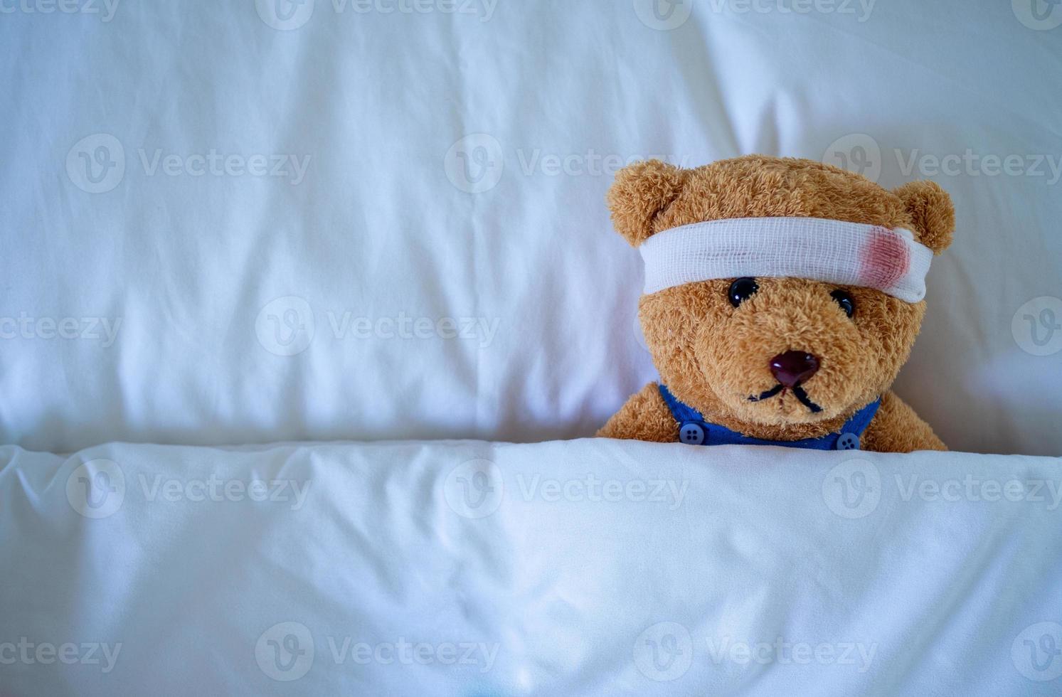 Marrone orsacchiotto orso ferito nel un' testa ferita dopo un incidente foto