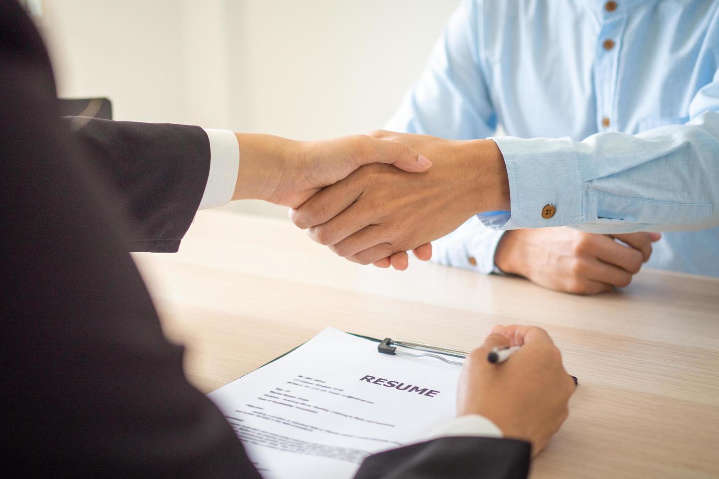 il stretta di mano di il esecutivo accettare nuovo dipendenti per aderire il azienda. riuscito lavoro colloquio foto