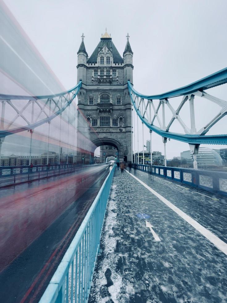 Double Decker sfocata sul Tower Bridge, Regno Unito foto