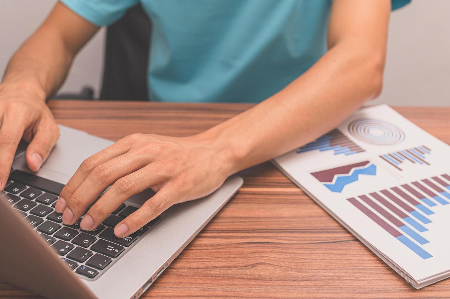 uomo che utilizza un computer per lavorare foto