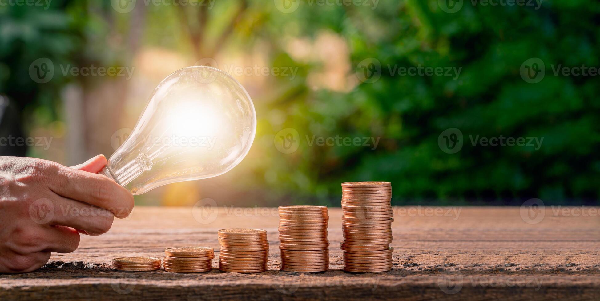 concetto di lampadina di idee impilate invece di fiorire foto