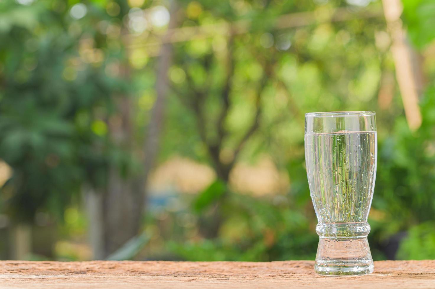 bere un bicchiere d'acqua per la salute foto