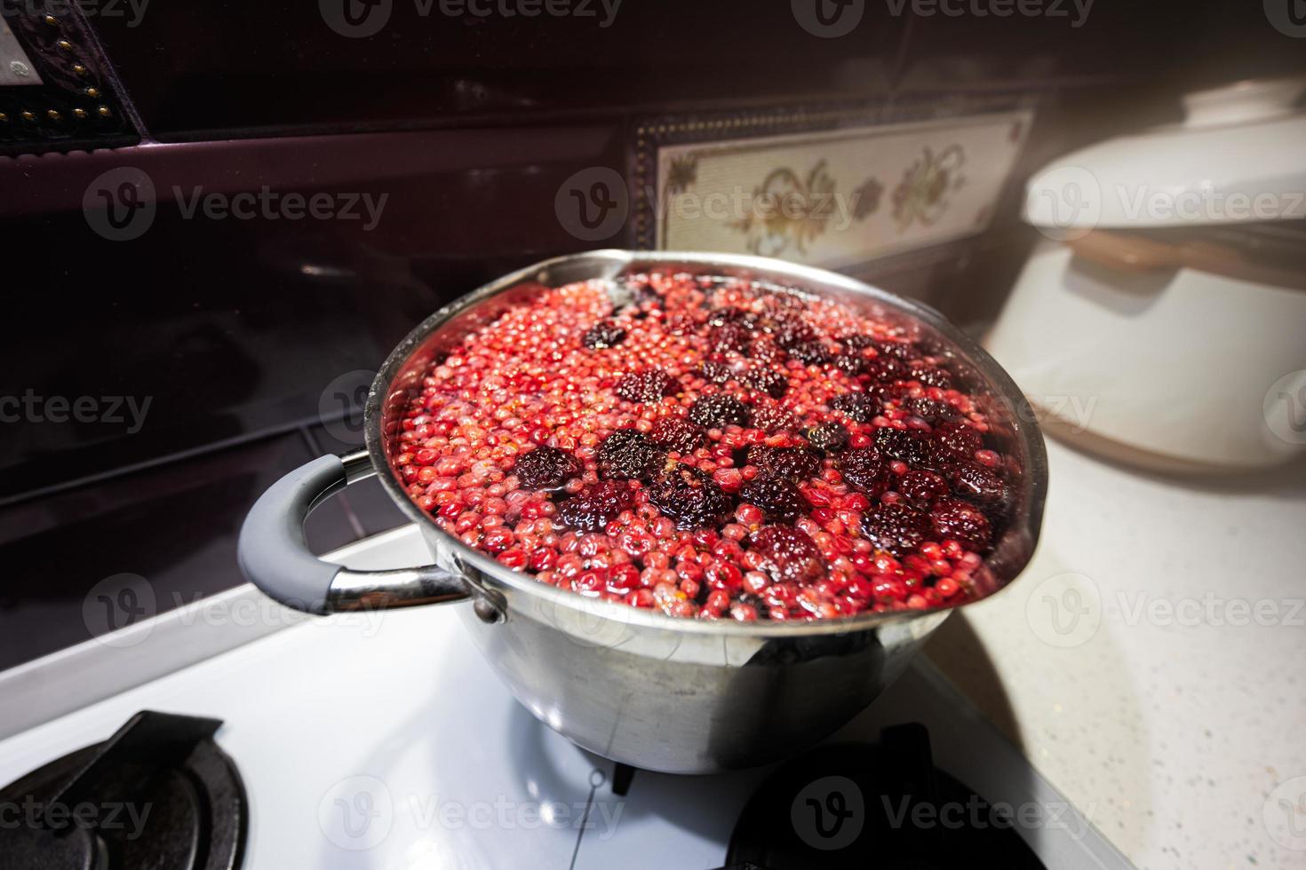 cucinando pentola con delizioso frutti di bosco composta. foto